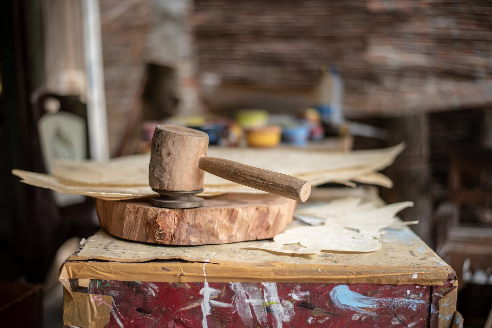 The wooden mallet rests on its block between cuts.