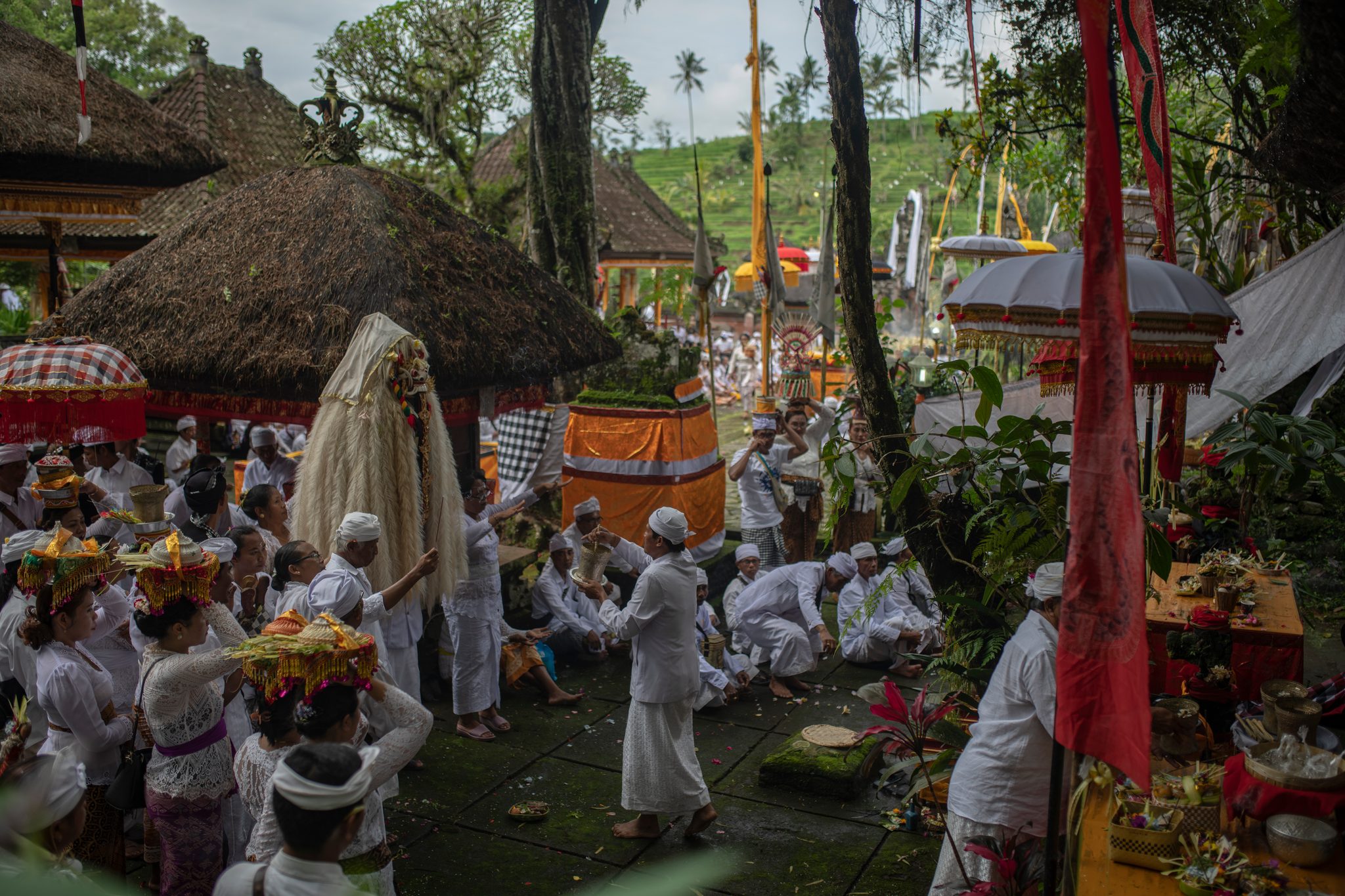 Offerings arrive head high as the figure circles the courtyard.